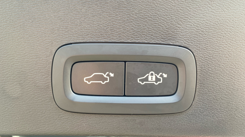 Volvo XC40 2.0 B4P Plus Dark 5dr Auto Petrol Estate